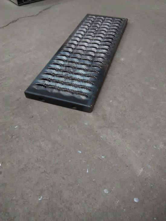大庆鳄鱼嘴防滑板厂-金属冲孔防滑板-热镀锌防滑板平台