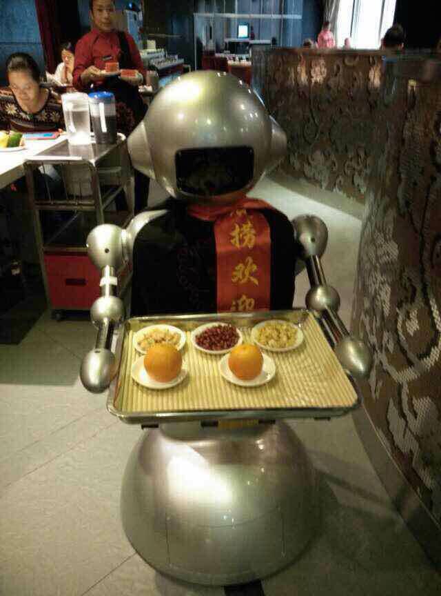 重庆一火锅店内身高1米68的机器人穿梭于餐厅中送菜