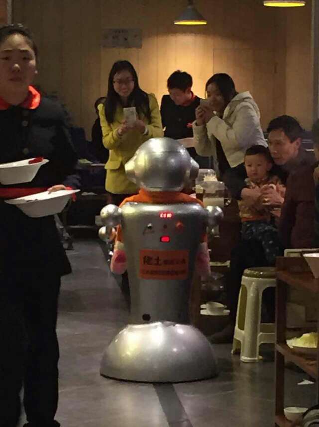 餐饮行业状况 餐饮机器人即将**市场