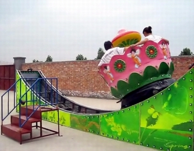 郑州厂家直销2015年新型游乐设备弯月飘车
