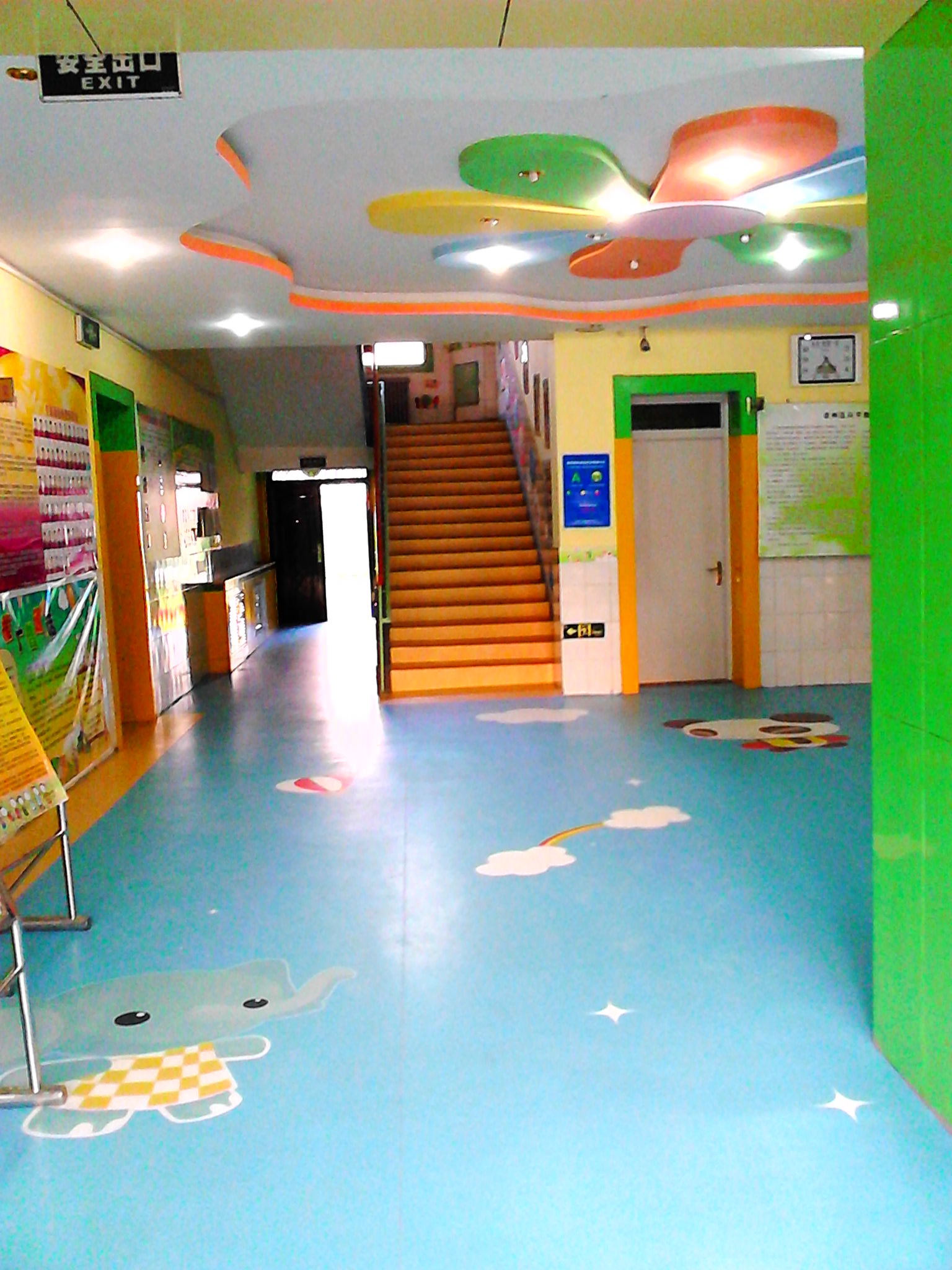 悬浮地板，幼儿园**地板，运动地板，PVC塑胶地板特价销售啦