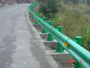 供应黄冈高速公路环保绿色喷塑防撞护栏板
