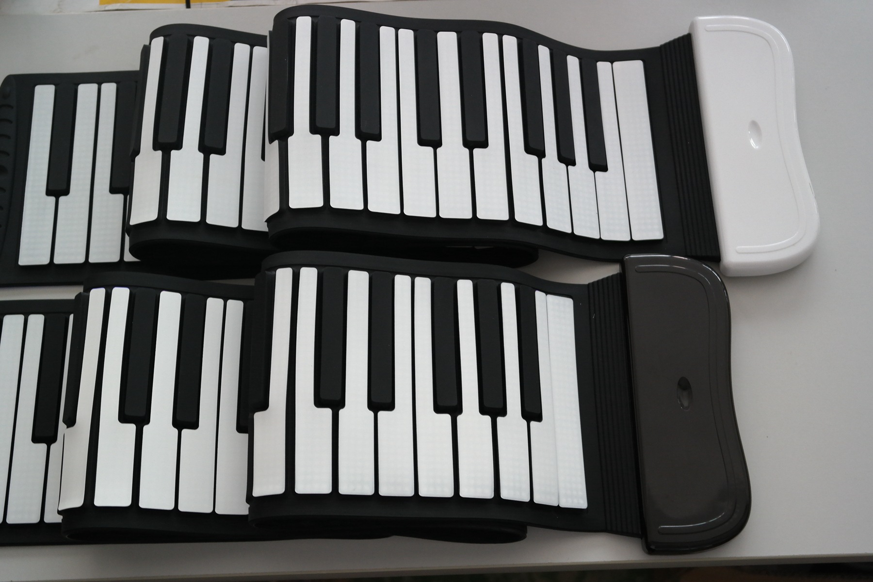 厂家直销：环保便携式88键手卷钢琴硅胶手卷电子琴