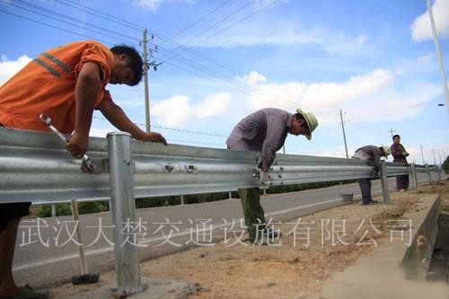 供应宜昌波形护栏-大楚交通厂家生产护栏配件 高速护栏防撞护栏