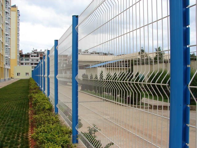 养鸡铁丝网生产|小区围栏一平|监狱护栏|隔离栅规格
