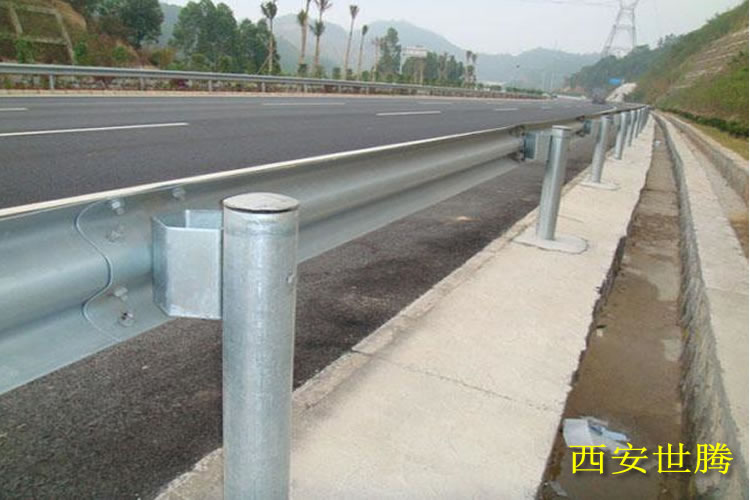 汉中厂家批发交通**钢板护栏 安装道路防撞波浪形钢板护栏 行业成员之一