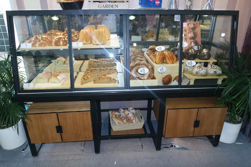 马鞍山蛋糕展柜价格，安徽贝可瑞烘培专业的生产厂家！