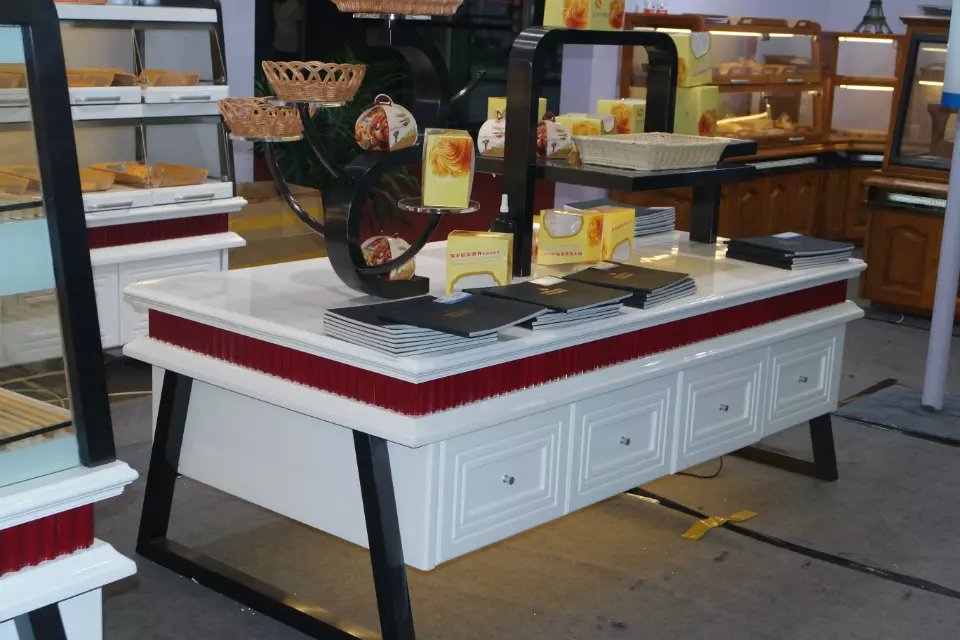 淮南蛋糕展柜价格，安徽贝可瑞烘培专业的生产厂家！