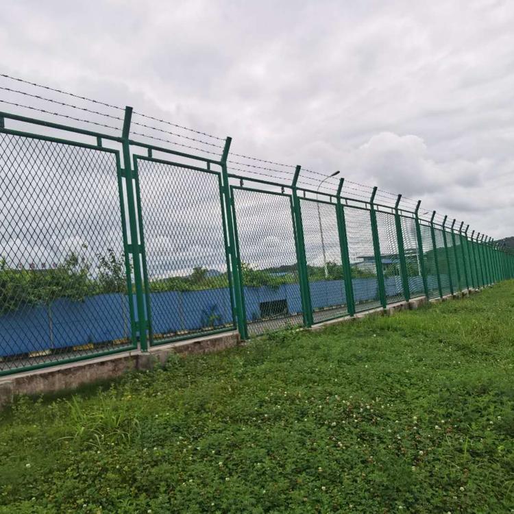 包塑围网金属围栏公路隔离栅钢板网护栏围栏网防护网