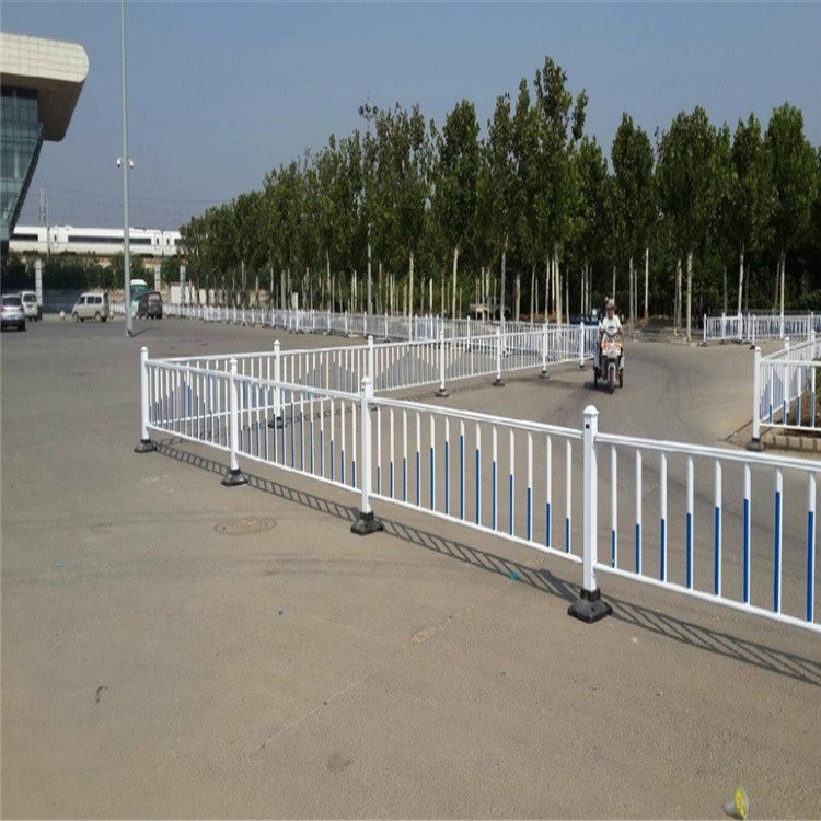 内蒙古包头锌钢道路护栏 工程护栏 厂家直销