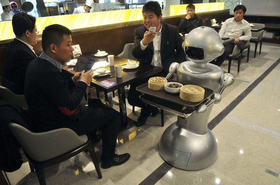 啤酒节首日14万送餐机器人成亮点