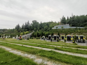 洛阳凤凰山纪念园三穴墓型式和价格