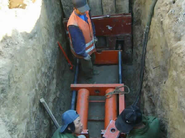 地下穿管钻孔机器/自来水入户钻孔机操作视频