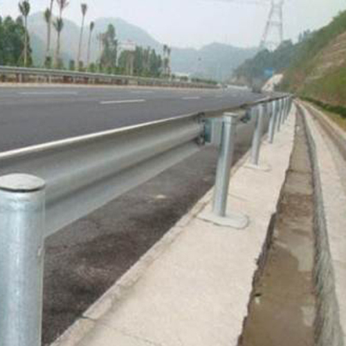 四川厂家直销高速公路护栏，乡村道路护栏，坚固环保，不易生锈
