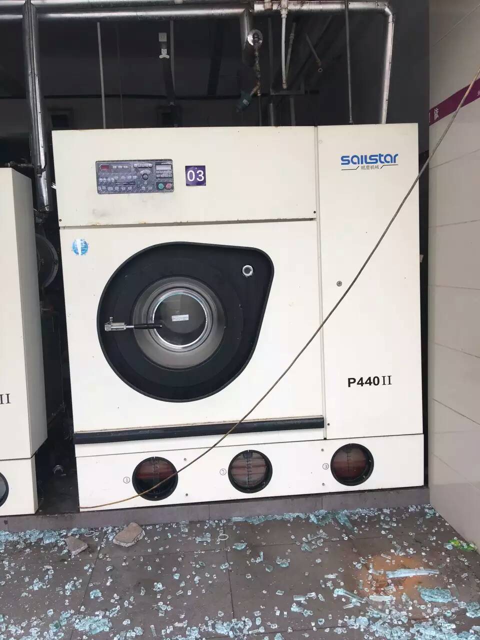 航星大型全封闭全自动四氯干洗机以及30公斤水洗机烘干机
