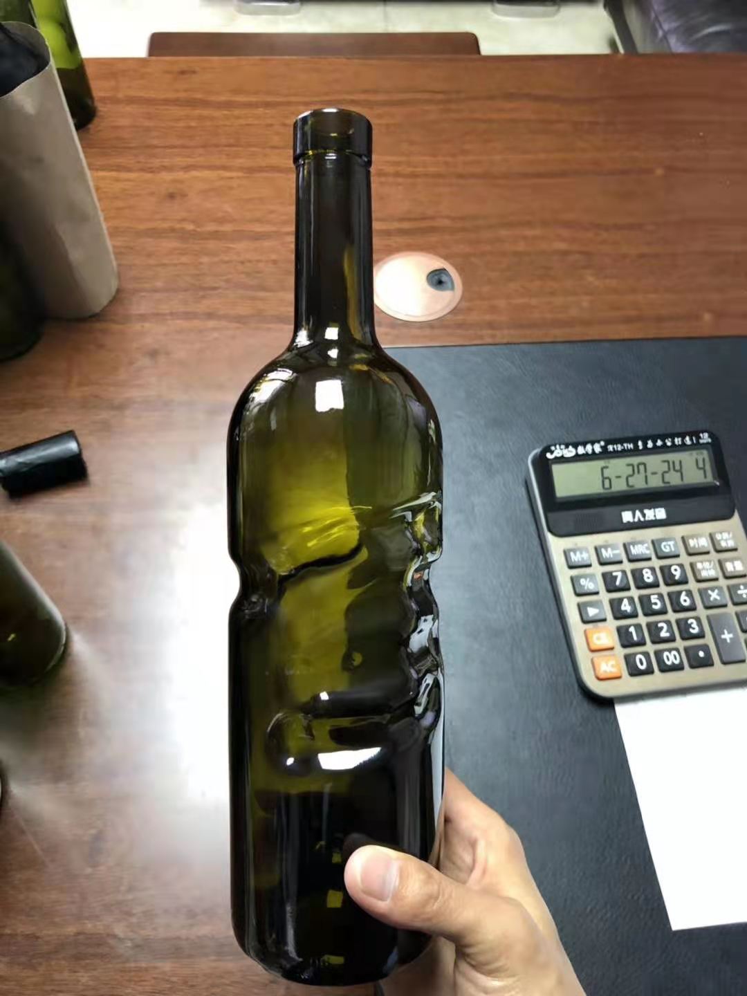 玻璃瓶厂家开发定做玻璃洋酒瓶，500毫升洋酒瓶，1000毫升洋酒瓶，烤花洋酒玻璃瓶