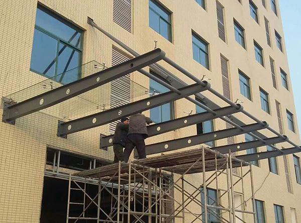 玻璃雨棚必选金基钢结构工程——供应钢制玻璃雨棚