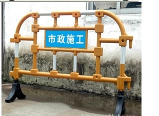 供应修路施工护栏用什么尺寸 铁马护栏怎么安装 深圳龙岗塑料护栏厂家