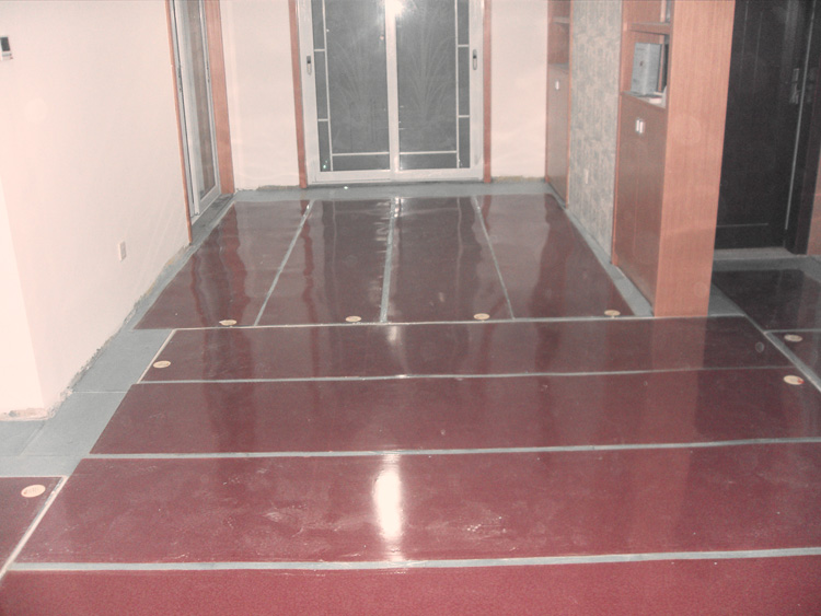 安装碳晶地暖的地板应符合两个条件