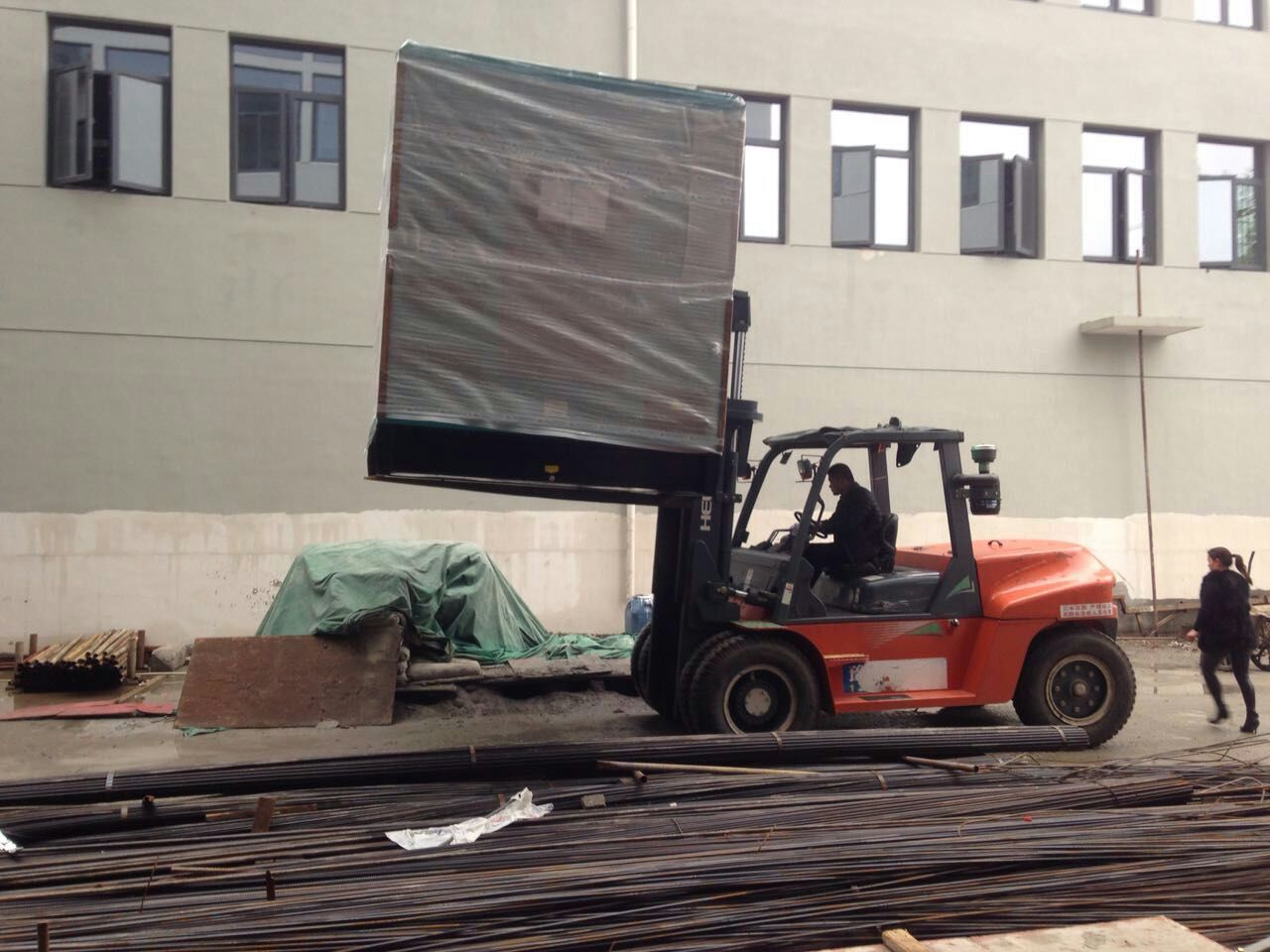 宝山罗泾专业搬厂设备移位装卸叉车出租大件吊装25吨吊车出租