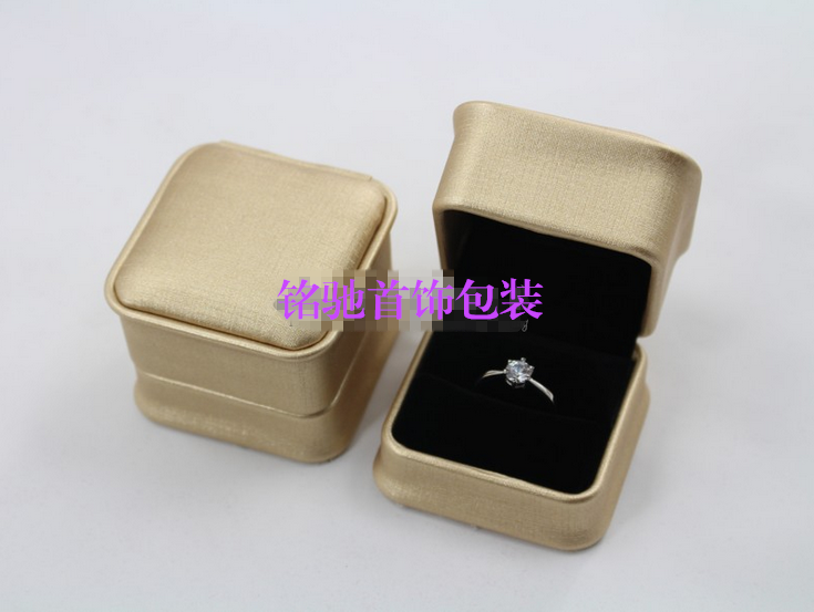 高档求婚戒指盒 样式较热销 做工精良 质量保证