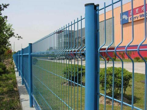 生产德惠市小区铁丝隔离网桃形立柱围墙网鸿德网栏