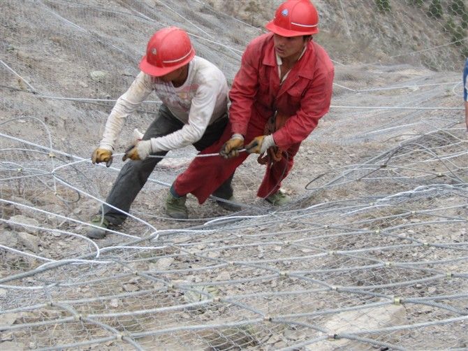 高山护坡用什么防护网安全 钢丝绳护坡防护网