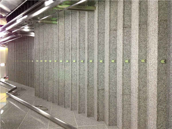 夜光不锈钢疏散指示标识，地铁楼梯立面导向标识 自发光消防安全出口标识