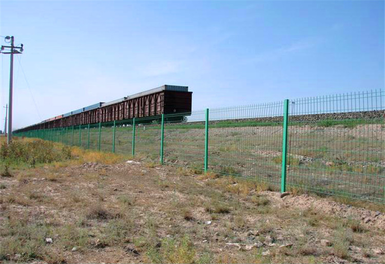 铁路护栏网让铁路通行更安全