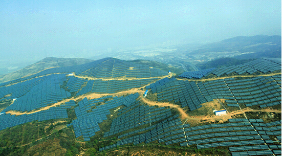 山区太阳能发电厂**围栏，可随地形调节安装