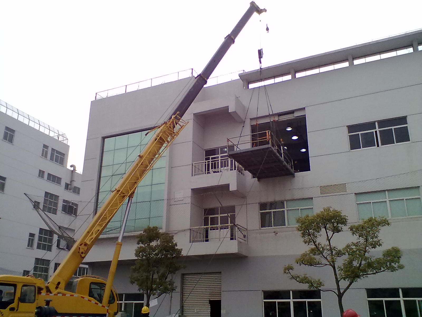 上海闵行莘庄专业搬厂搬迁设备移位装卸25吨吊车出租大件吊装