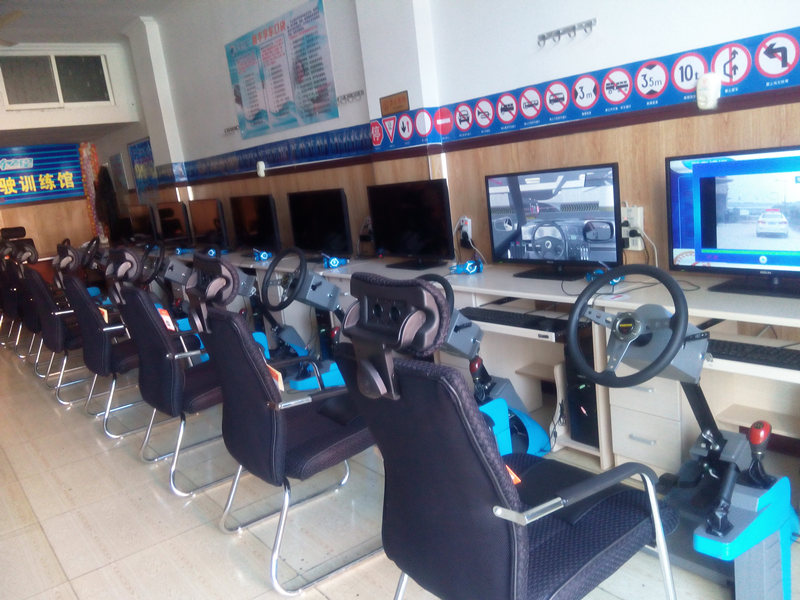 汽车驾驶模拟器 游戏机室较新的游戏机