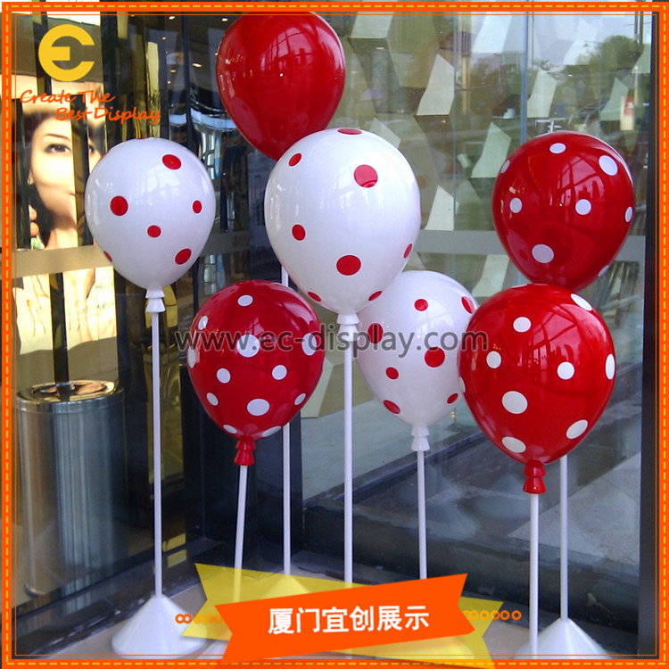 七夕节橱窗展示道具定制 橱窗七夕节玻璃钢电镀爱心桃心气球道具