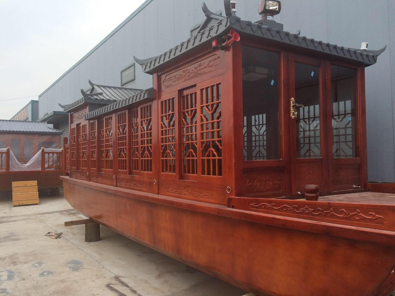 浙江木船厂家直销可以水上吃饭的船 双龙观光餐饮画舫船用、简约与舒适