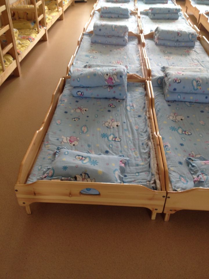 成都幼儿园家具定做 实木床，玩具柜，幼儿园桌椅板凳）