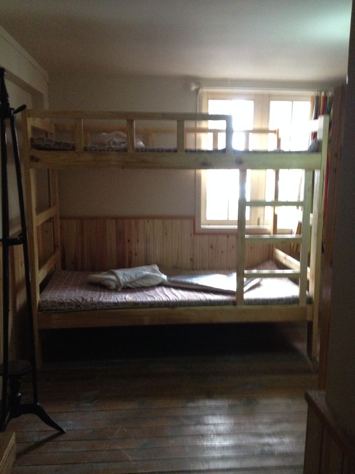 厂家直销绵阳市职工公寓床员工实木双层床，全松木