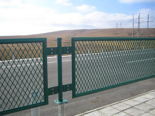 波形护栏板的配件组成及作用-安平县亚茂泰丝网厂