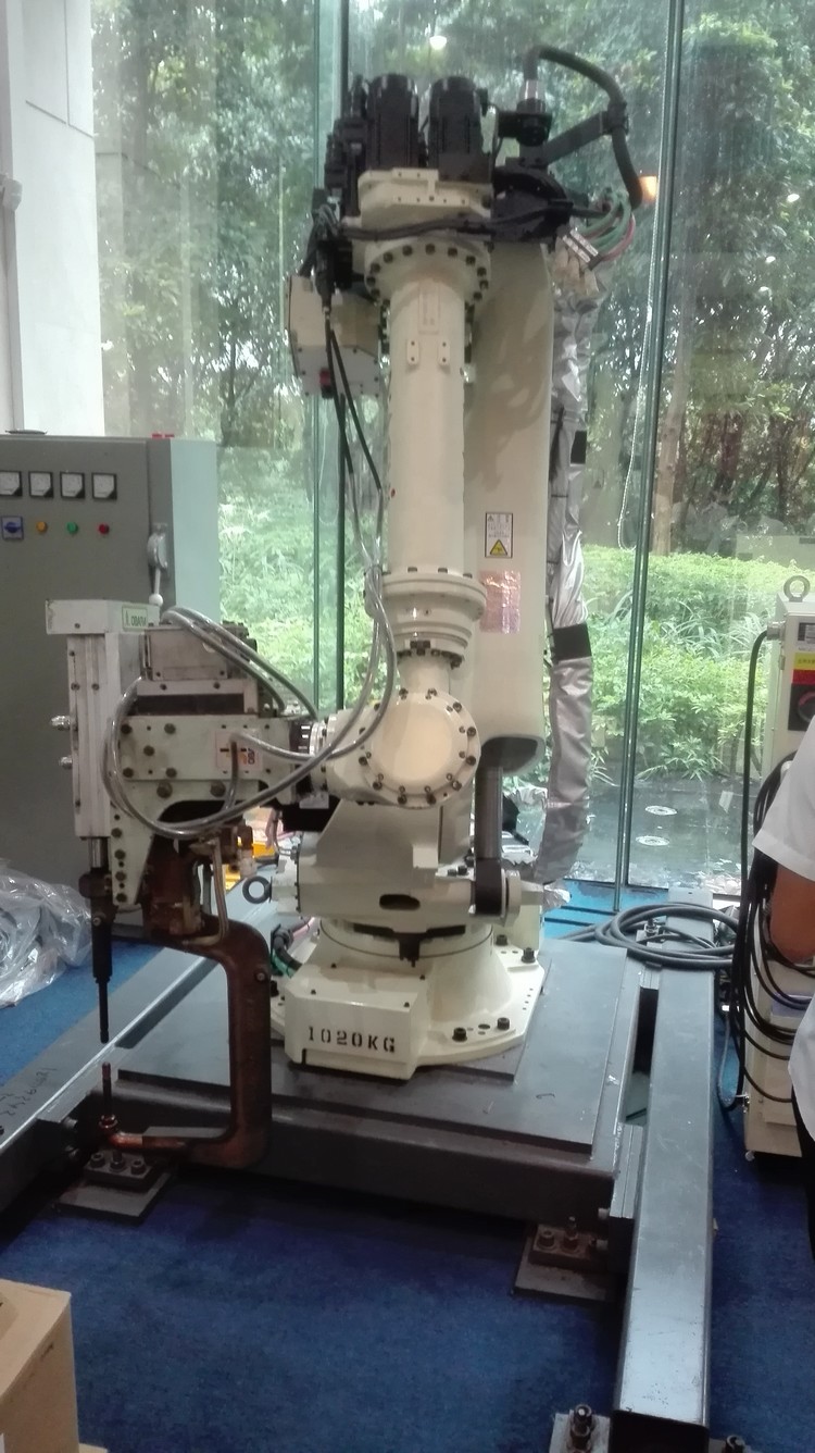2016年国内较新型压铸件打磨抛光机器人-压铸件去毛刺披风机器人-元鼎科技