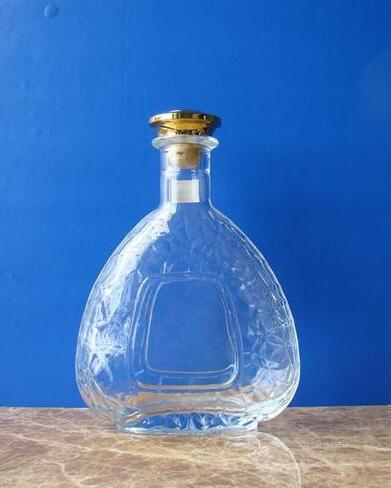 出口玻璃酒瓶厂家，长期加工定制出口玻璃洋酒瓶