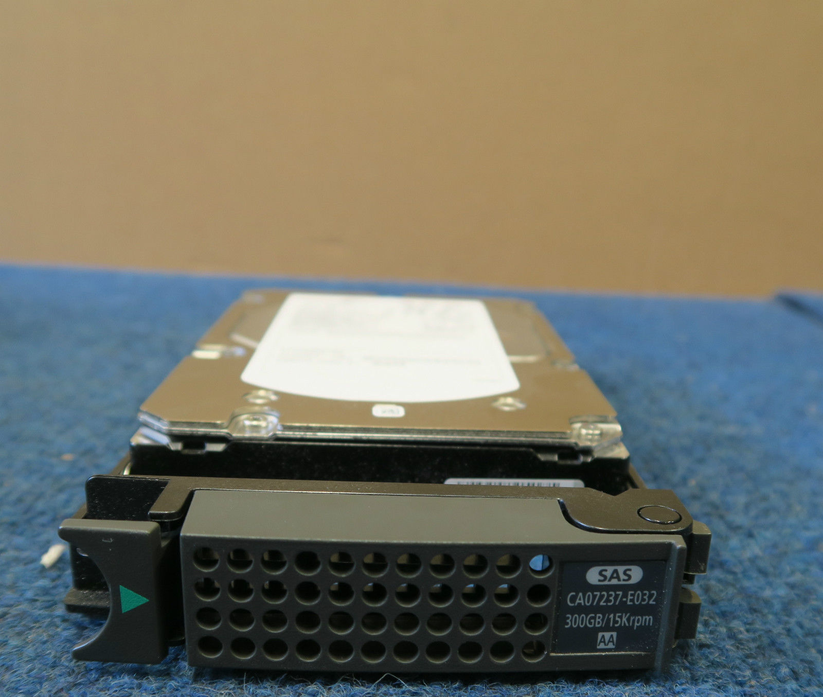 Fujitsu CA07237-E032 300GB 15K SAS 3.5 DX60 DX80 硬盘