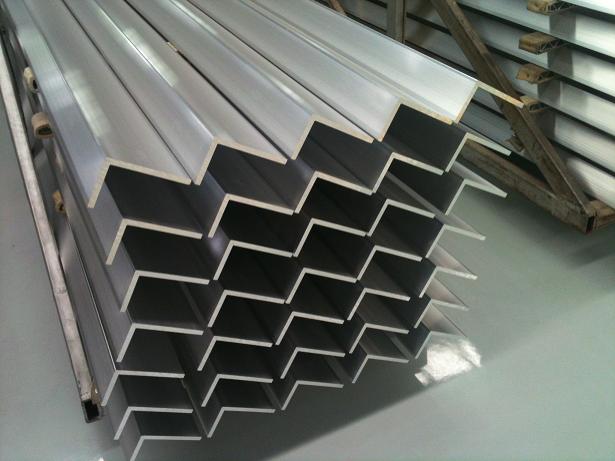 专业生产各种规格角铝，常年优惠供应各种角铝，角件，切割精度高