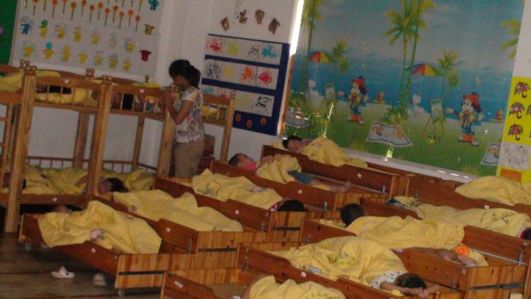 泸州幼儿园家具幼儿园实木抽屉床DL-111，厂家大林森定制