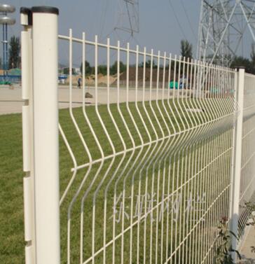 三角折弯护栏网桃型柱护栏网小区护栏厂区围栏