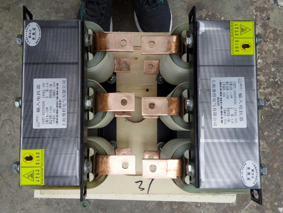 YCACL系列变频器用输入电抗器接在电源和变频器之间，它能限制电网电压突变和操作电压引起的电流冲击，有效的保护变频器并能够改善变频器的功率因数，抑制变频器输入电网的谐波电流