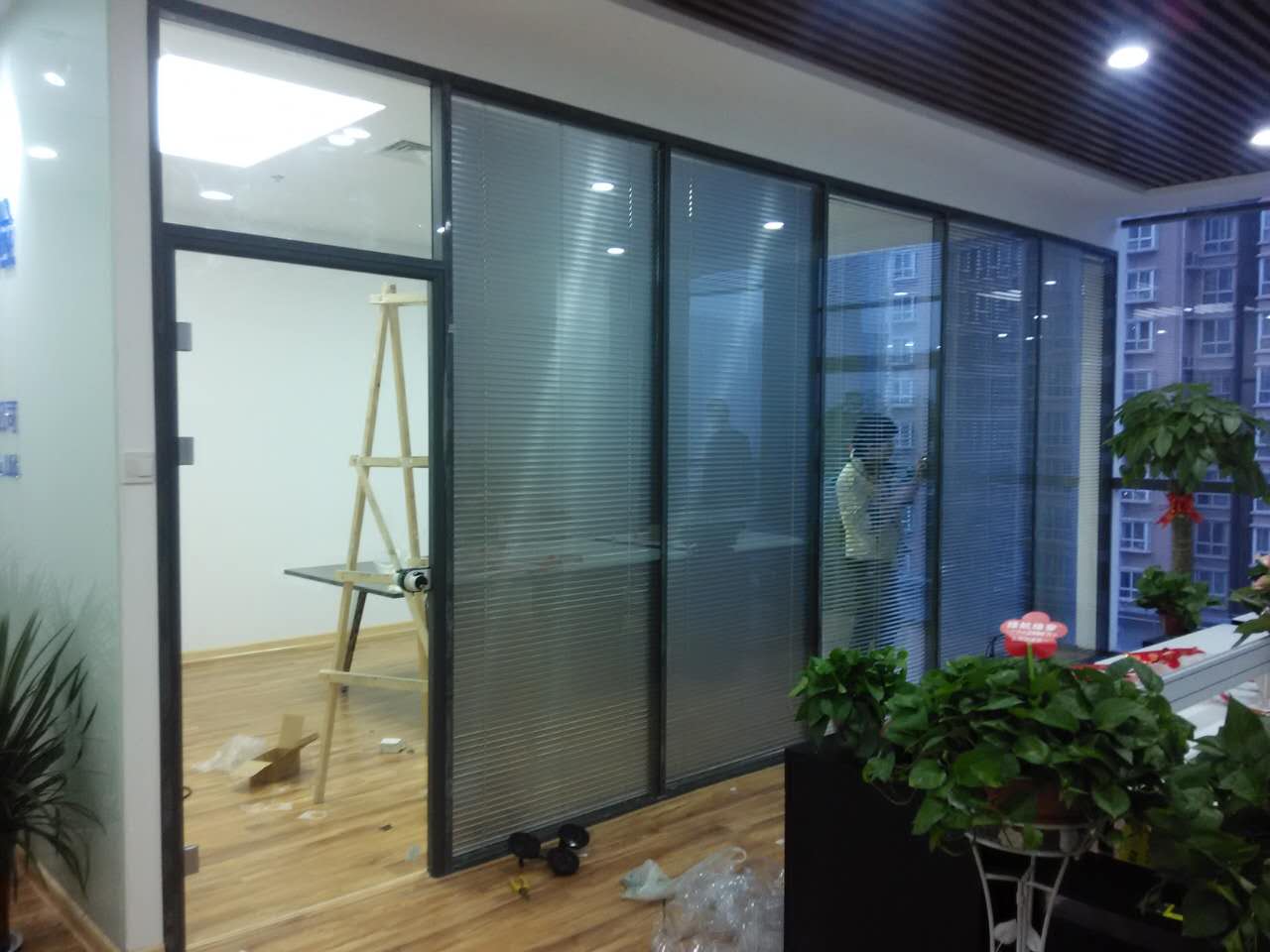 西安办公室成品玻璃隔断墙安装报价做隔断墙多少钱一平方
