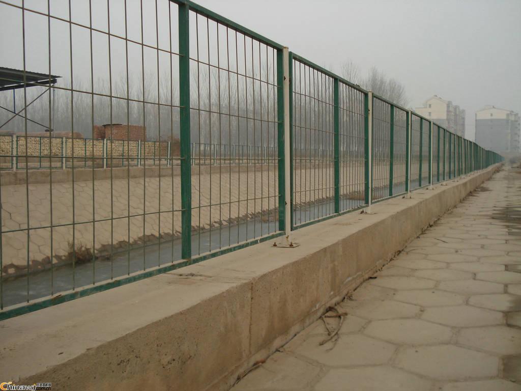 公寓铁丝网围墙铁丝网护栏围墙铁丝网