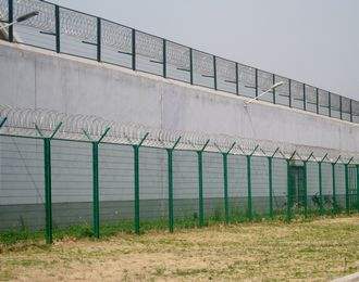 热镀锌钢格栅板用于钢格网护栏网,高档小区、石油围栏、防冲撞钢格板隔离网