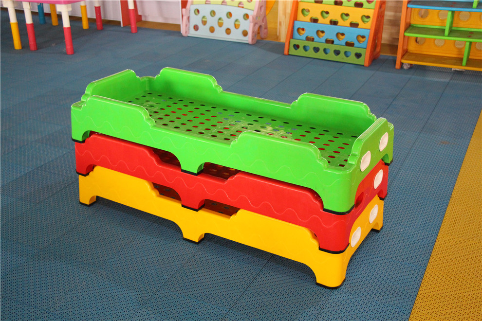 幼儿园玩具生产批发 室内实木床 吹塑床 塑料一体床 滚塑床 河南郑州幼儿园玩具专业批发生产*