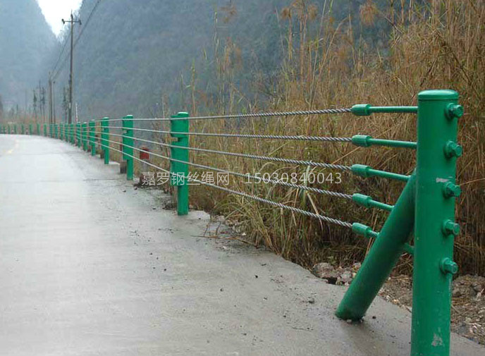 公路两旁绿色钢丝绳缆索护栏网,公路柔性防护网