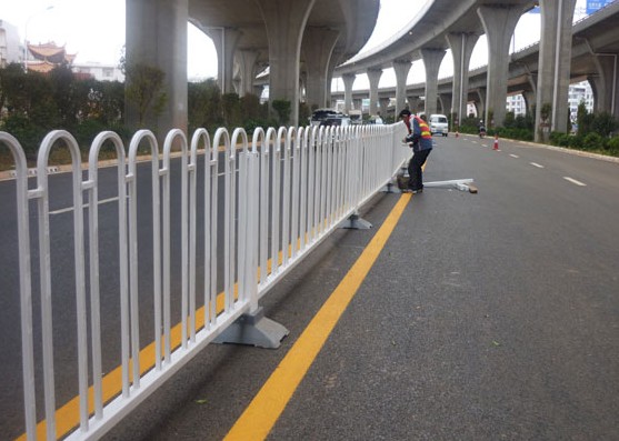 交通护栏 京式M型道路护栏 道路隔离护栏 市政